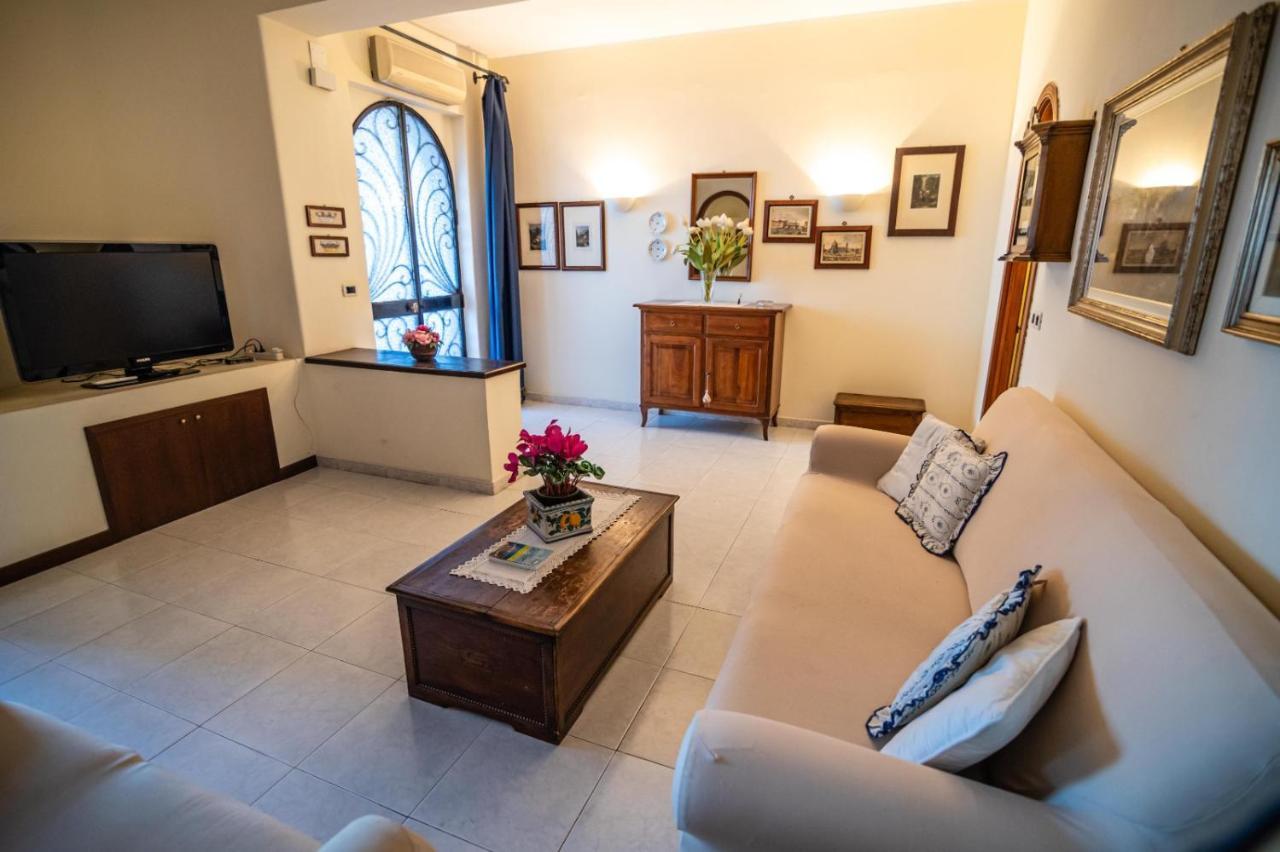 Ferienwohnung Courrier-House Aci Castello Exterior foto